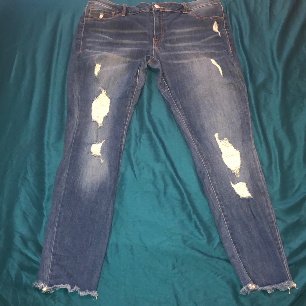 dark blue/distressed cropped jeans